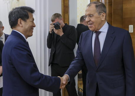 Lavrov a Li, 'impegnati per una soluzione diplomatica' © EPA