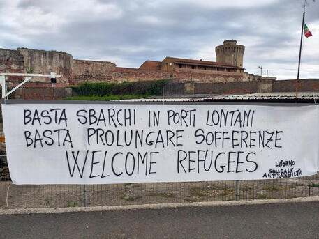 Migranti: a Livorno presidio e striscioni accoglienza comitati © ANSA