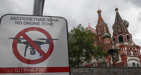 Un cartello con un divieto di sorvolo di droni sulla Piazza rossa a Mosca © EPA
