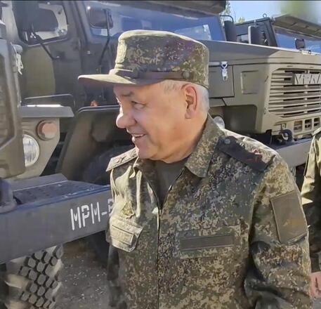 Il ministro della Difesa russo Shoigu mentre ispeziona le truppe © EPA