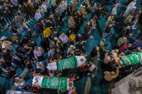 Un momento del funerale dei palestinesi uccisi nell'attacco aereo di Israele a Gaza © EPA