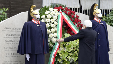 Il presidente della Repubblica, Sergio Mattarella, depone una corona in via Fani a Roma in occasione del rapimento di Aldo Moro e dell'uccisione della sua scorta, 16 marzo 2021. (ANSA)