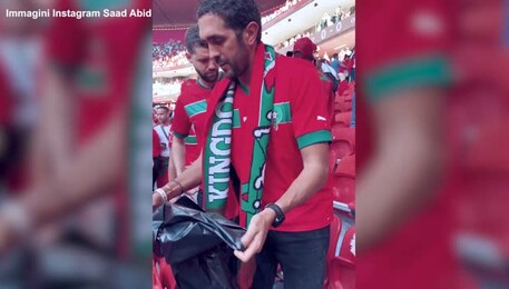 Mondiali, il blogger Saad Abid guida i tifosi del Marocco a ripulire stadi (ANSA)