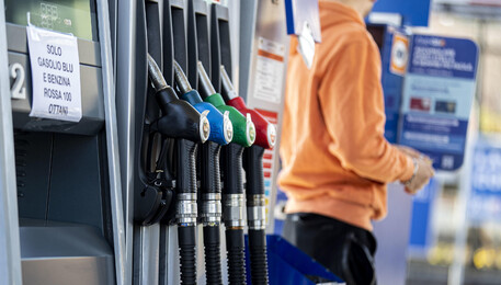 Bozza,accise benzina,gasolio,Gpl gi� di 8,5 cent per 1 mese (ANSA)