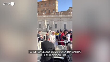 Papa Francesco ironizza sul suo ginocchio: 