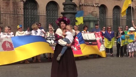 Putin con falce e mani insanguinate: flashmob ucraini a Roma (ANSA)