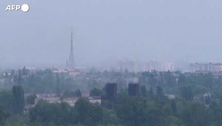 Ucraina, colonna di fumo nero a Severodonetsk (ANSA)