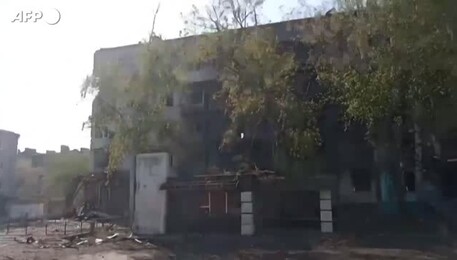 Ucraina, gli edifici semi-distrutti a Severodonetsk (ANSA)