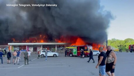 Ucraina, missili russi su un centro commerciale a Kremenchuk: edificio in fiamme