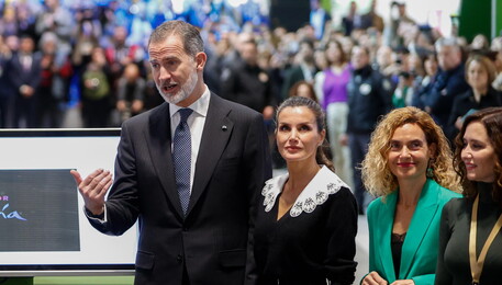 Il re e la regina di Spagna Felipe VI e Letizia all'inaugurazione della Fiera internazionale del Turismo di Madrid (ANSA)