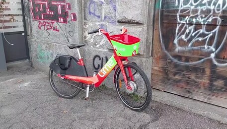 Bici lanciata a Torino, nuovo episodio di vandalismo dopo lo studente ferito