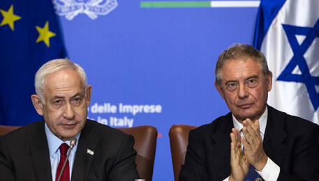 Il premier israeliano Benjamin Netanyahu e il ministro Urso al Forum economico a Roma (ANSA)