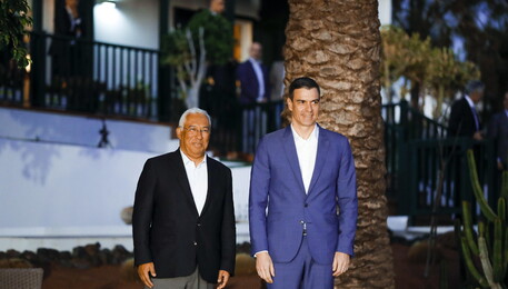 Il premier spagnolo Pedro Sánchez (d) e il primo ministro portoghese António Costa (s) ieri sera nella casa-museo di Saramago a Lanzarote (ANSA)