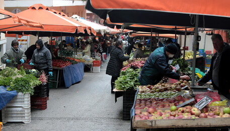 Mercato della frutta ad Atene (ANSA)
