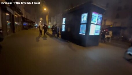 Francia, manifestante preso a pugni: polemiche sulla polizia (ANSA)