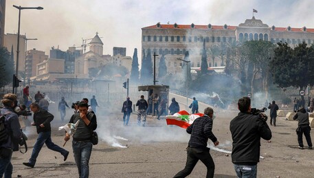 Proteste e scontri a Beirut contro la crisi (ANSA)