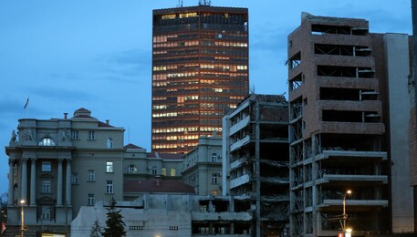 L'ex sede dello Stato Maggiore della Difesa ancora in macerie nel centro di Belgrado (ANSA)