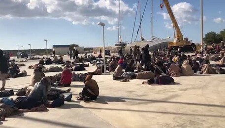 Migranti, sbarco autonomo a Roccella Ionica: arrivati in 650 (ANSA)