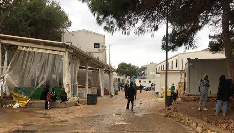 L'hotspot di contrada Imbriacola a Lampedusa (ANSA)