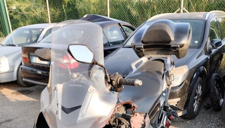 La moto su cui viaggiava la vittima dell'incidente stradale a Moneglia (ANSA)