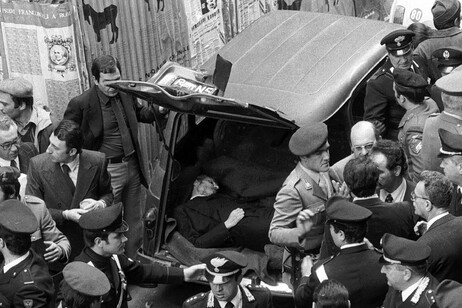 Aldo Moro nella Renault a via Caetani, nella foto ANSA del fotografo Rolando Fava