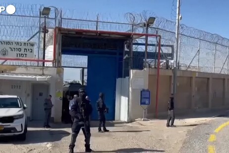 Israele, prigionieri palestinesi vengono trasferiti da prigione di Damon