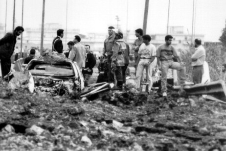 Gli investigatori sul luogo della strage del 23 maggio 1992