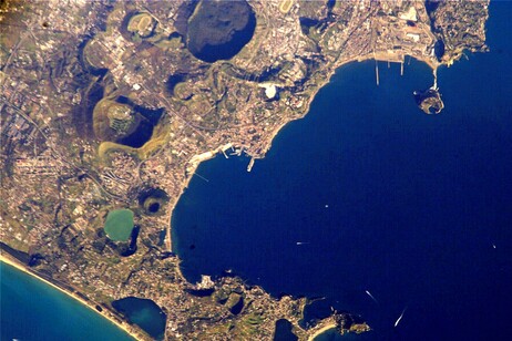 L'area di Pozzuoli vista dallo spazio (fonte: AlMare, NASA, da Wikipedia)