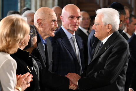 Il Presidente della Repubblica, Sergio Mattarella, e Sami Modiano (C), superstite dell'Olocausto