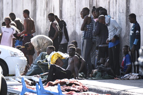 42 migrants rescued as they sailed near Tenerife