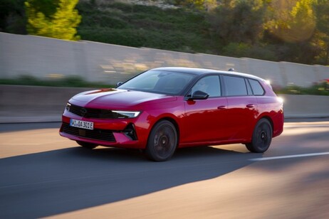 Opel ha aperto gli ordini di Astra Hybrid e-DCT6