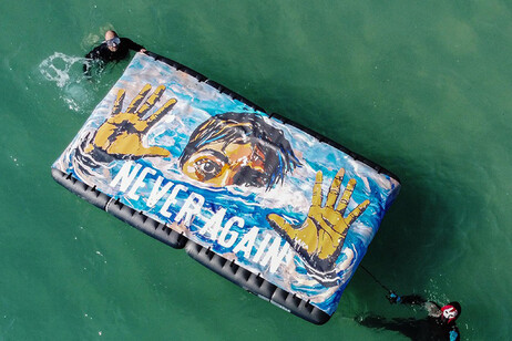 Cutro: 'Never again', in mare opera della street artist Laika