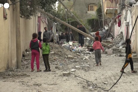Gaza, attacco israeliano colpisce Rafah: la conta dei danni tra le macerie