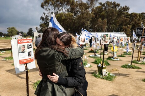 Due donne sul luogo del Supernova music festival vicino il Kibbutz Reim