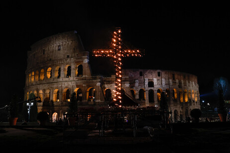 Todo estaba listo en el Coliseo, pero el Vía Crucis se realizó sin el Papa.