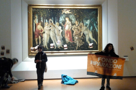Protesta de los ambientalistas de Ultima Generación frente a la "Primavera" de Botticelli en Florencia