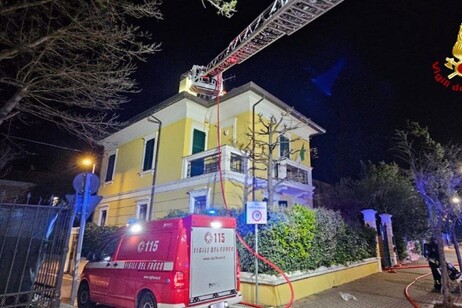 Incendio camino danneggia il tetto di una palazzina a Pesaro