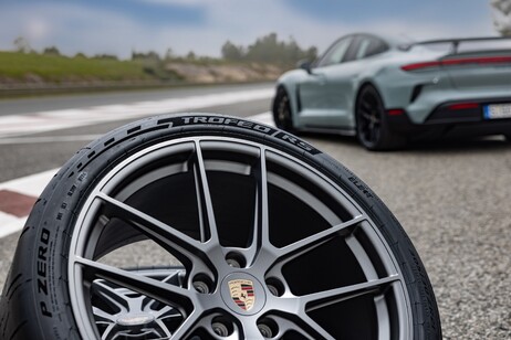 La Porsche Taycan Turbo GT calza solo pneumatici Pirelli