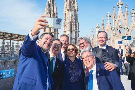 inistri e delegazioni del G7 dei Trasporti sotto la Madonnina del Duomo
