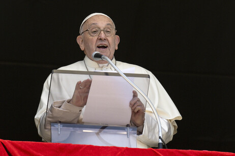Francisco durante el rezo del Regina Caeli en el Vaticano (ANSA)