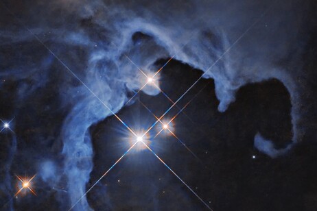 Le 3 stelle di HP Tauri (fonte: NASA, ESA, G. Duchene (Universite de Grenoble I); Image Processing: Gladys Kober (NASA/Catholic University of America))