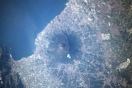 Il Vesuvio visto dallo spazio (fonte:  ESA-L.Parmitano, via Flickr)