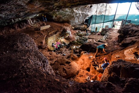 Lavoro sul campo a Grotta Romanelli (fonte: L. Forti)