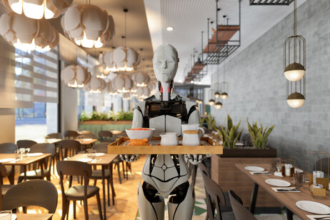 Un cameriere robot che serve cibo e bevande in un ristorante. Foto: onurdongel - iStock