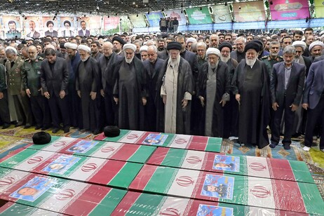 Migliaia di iraniani alla cerimonia per Raisi nel centro di Teheran