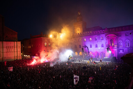 Parata Champions, un fiume di tifosi in strada a Bologna