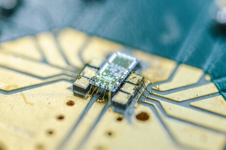 Il chip quantistico ePIC in silicio, montato su un circuito stampato (fonte: University of Bristol)