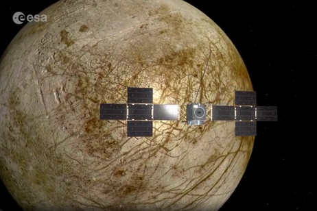 Rappresentazione artistica del passaggio ravvicinato della sonda Juice a Europa, una delle lune di Giove (fonte: ESA / ATG medialab)