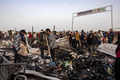 Caos a Rafah dopo il raid israeliano