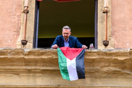 Il Comune di Bologna espone la bandiera della Palestina